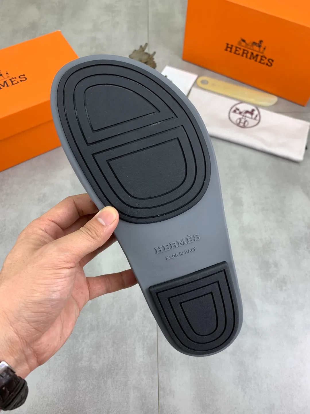 Men's shoes 💰P440 New [HERMES] high-end quality new Hermès slippers, made of imported calfskin, wear-resistant and non-slip rubber outsole. Fashionable and elegant code number: 39-44 (38 45 46 customized)